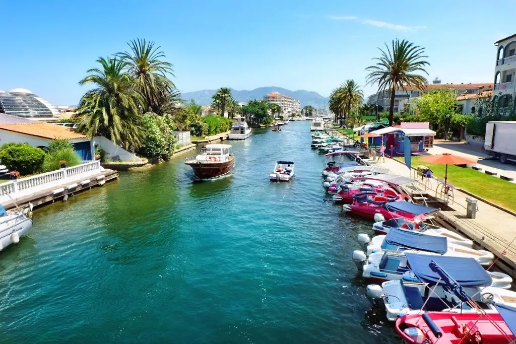 Dom wakacyjny Willa Magnifica Casa Cerca Del Mar Empuriabrava